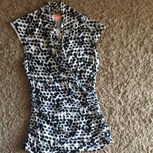 Short sleeve black and white print top